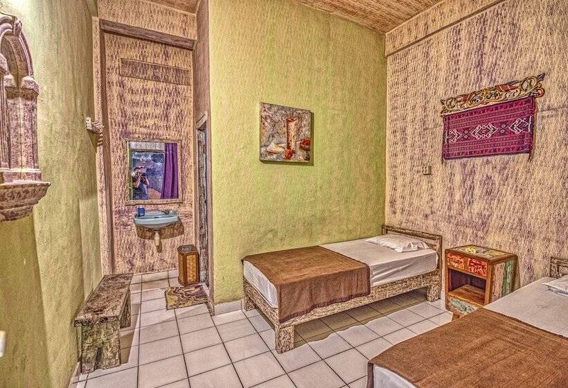 צימר Lovina Central Hostel