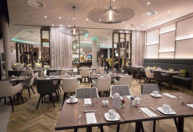 هتل Courtyard By Marriott Wolfsburg