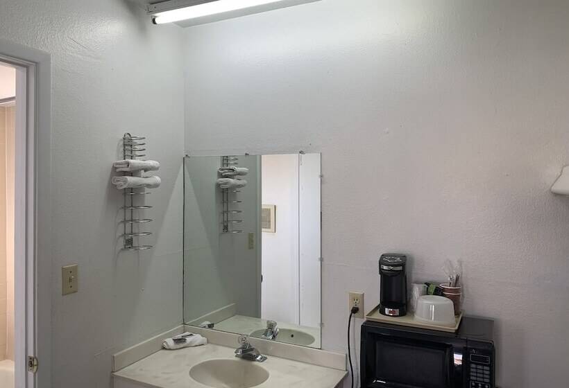 فندق Economy Inn