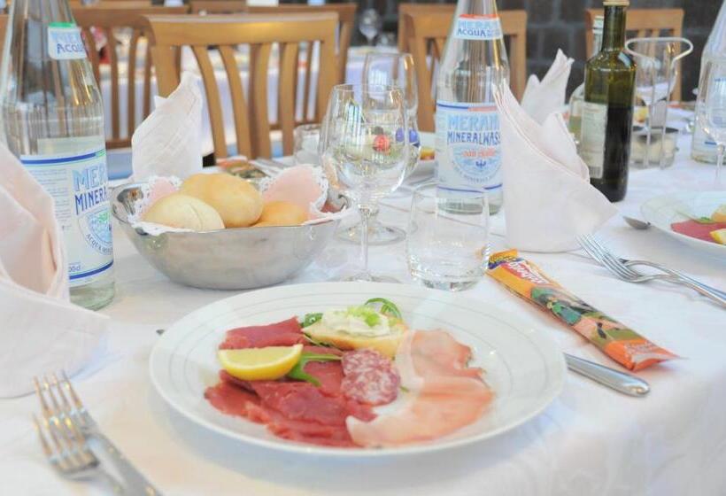 בית מלון כפרי Europa Cembra