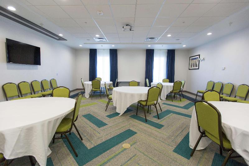 בית מלון כפרי Hampton Inn & Suites Stroud