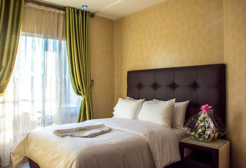 هتل Hôtel Hadaik Ain Asserdoune