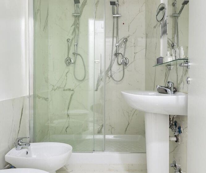 هتل Little Aurelius