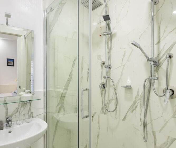 هتل Little Aurelius