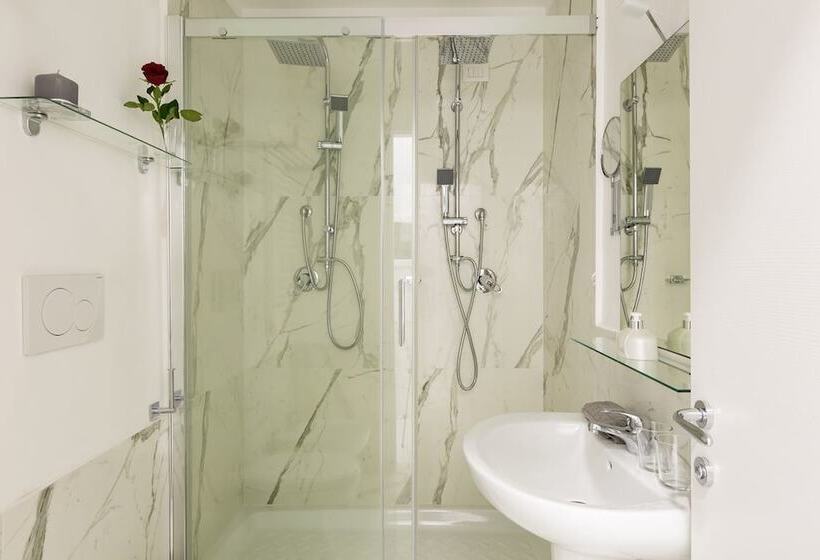 هتل Little Aurelius