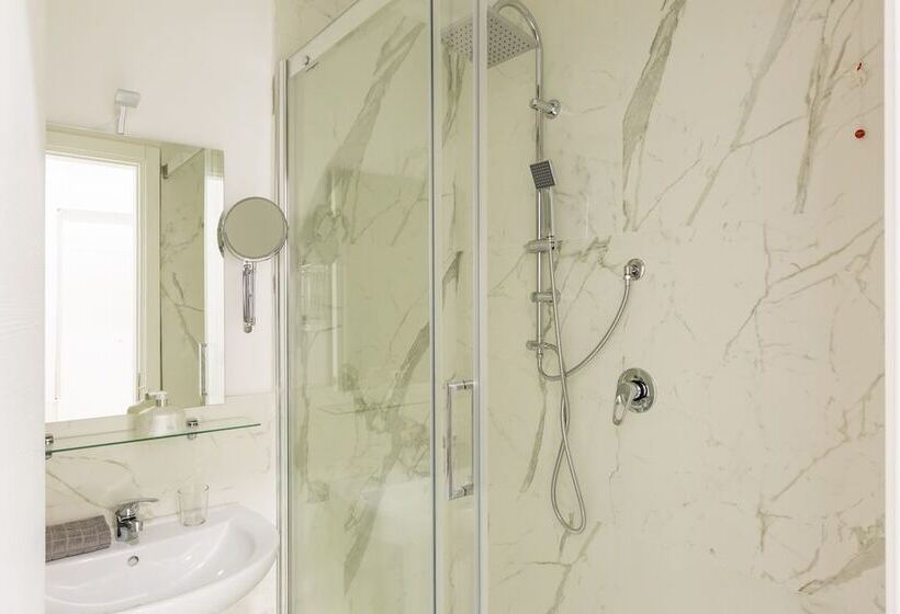 هتل Little Aurelius