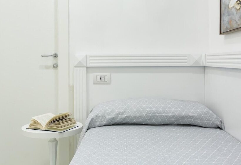 هتل Little Aurelius