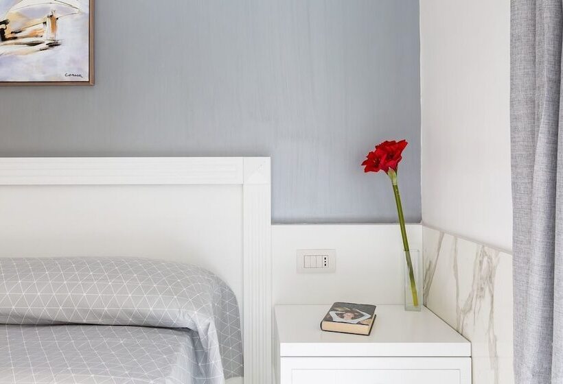 هتل Little Aurelius