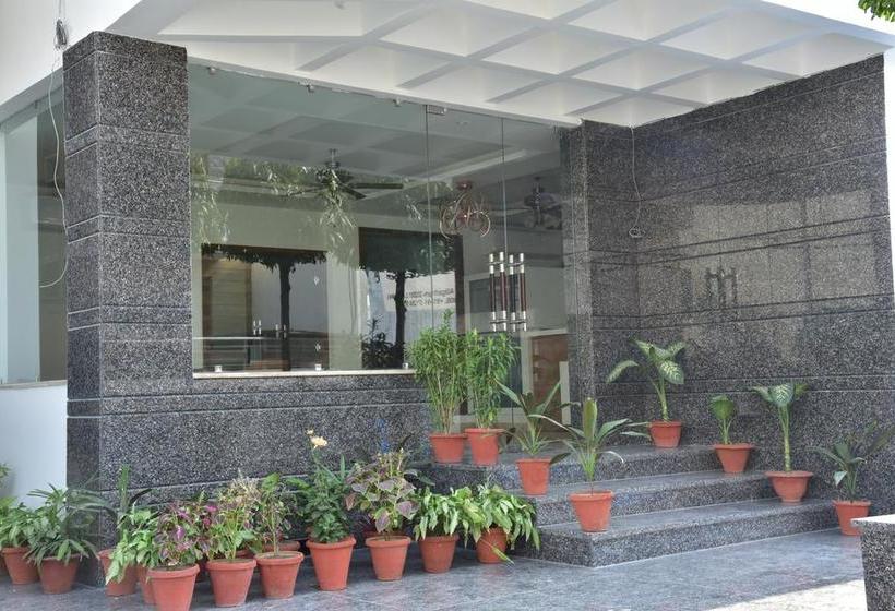 Отель New Anand Palace