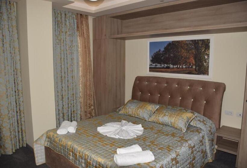 בית מלון כפרי Pogradeci 2