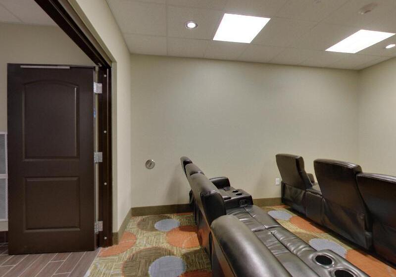 Отель Staybridge Suites Madison   Fitchburg By Ihg