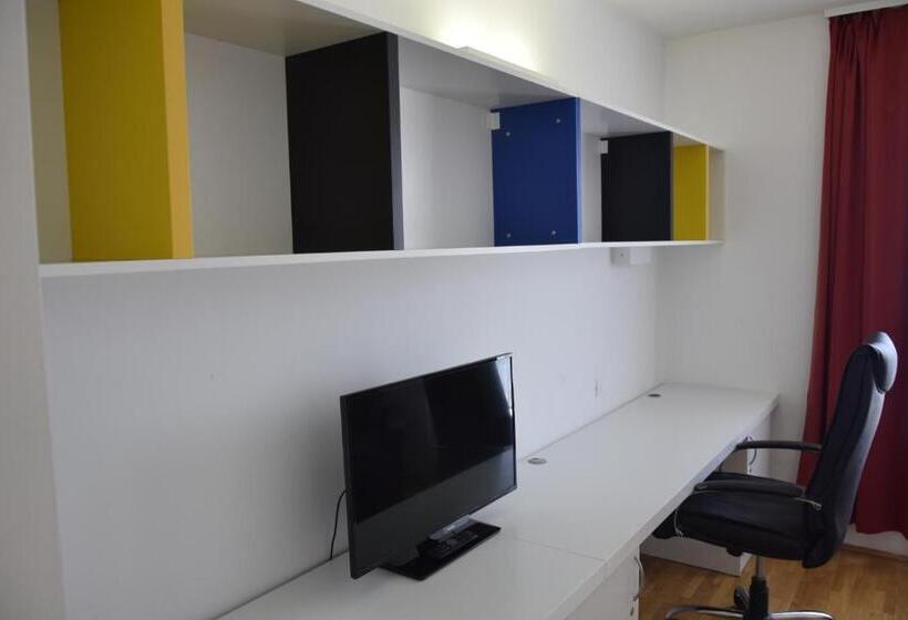 Rooms Dr. Franjo Tuđman   Hostel