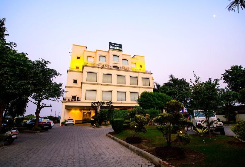 Отель Majestic Grand