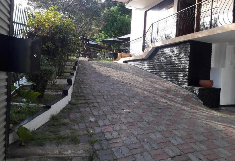 בית מלון כפרי New Kandy Residence