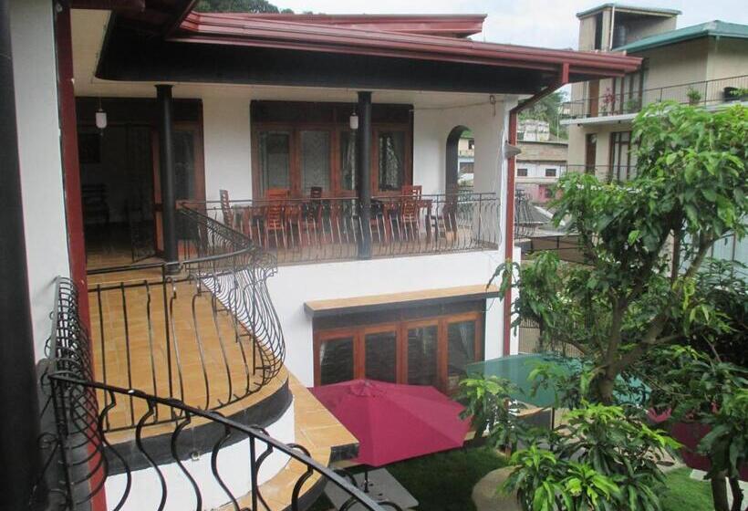 בית מלון כפרי New Kandy Residence