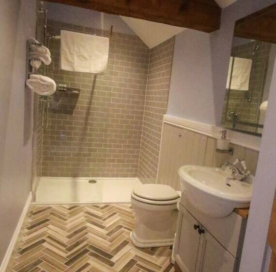 בית מלון כפרי The Little George