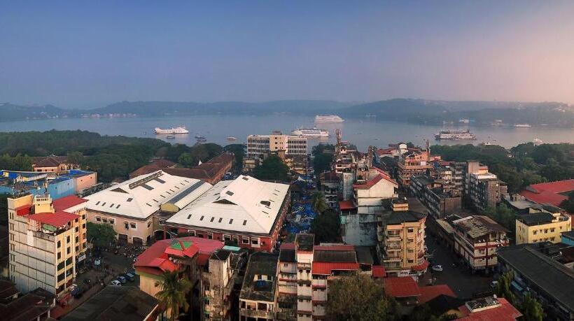 Hotel Treehouse Neptune Inn