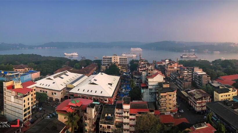 Hotelli Treehouse Neptune Inn