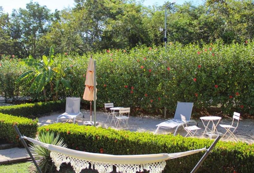 تختخواب و صبحانه Tee K Lodge Tamarindo