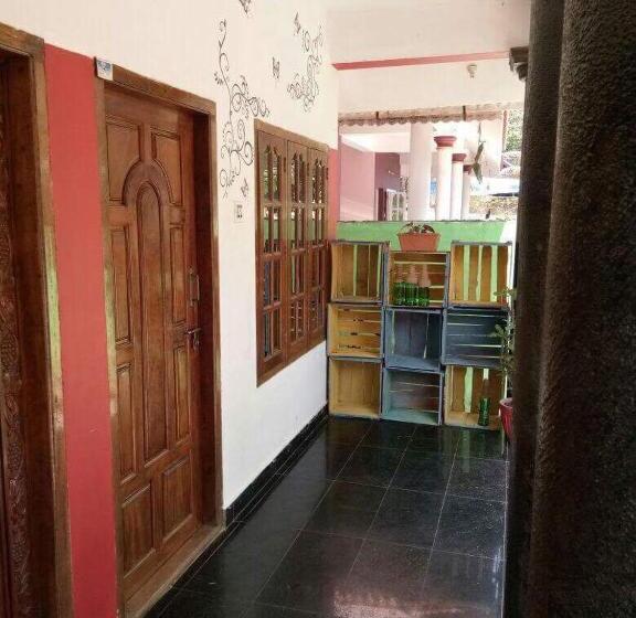 هتل Gone Coastal Homestay