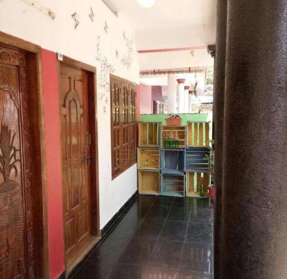 هتل Gone Coastal Homestay