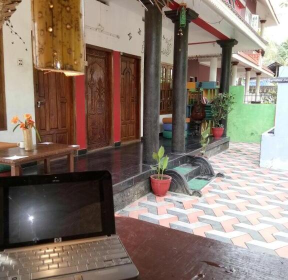 هتل Gone Coastal Homestay