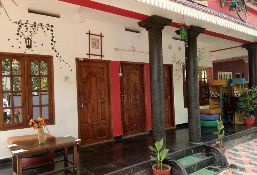 هتل Gone Coastal Homestay