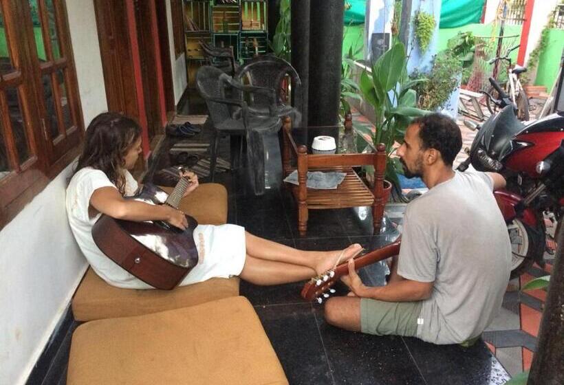 هتل Gone Coastal Homestay