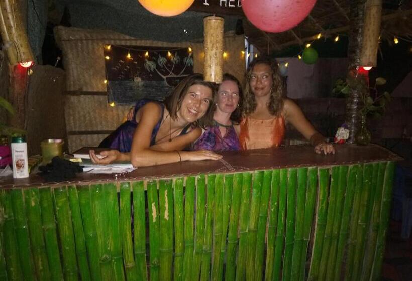 هتل Gone Coastal Homestay