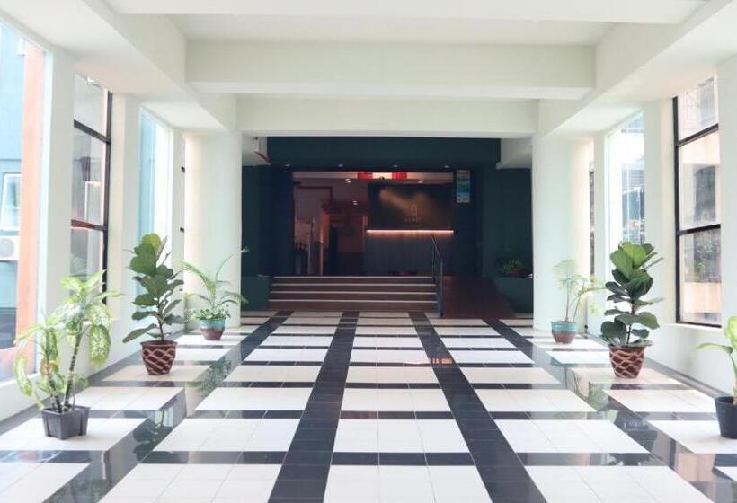 בית מלון כפרי Room V At Kluang Parade