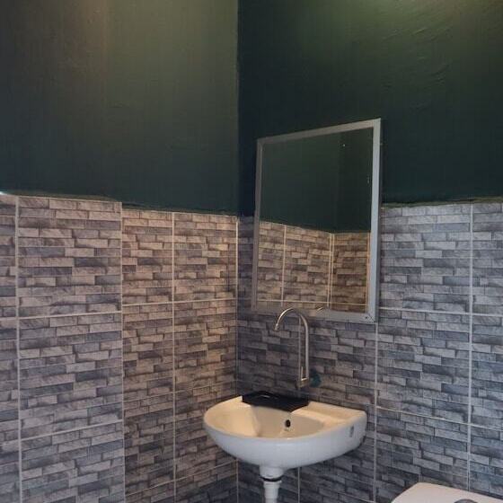 בית מלון כפרי Room V At Kluang Parade