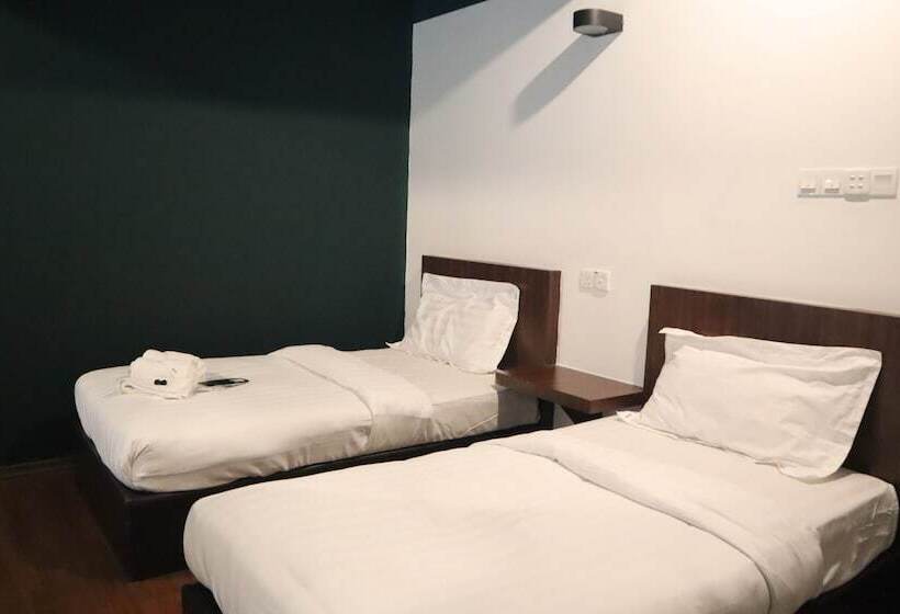 בית מלון כפרי Room V At Kluang Parade