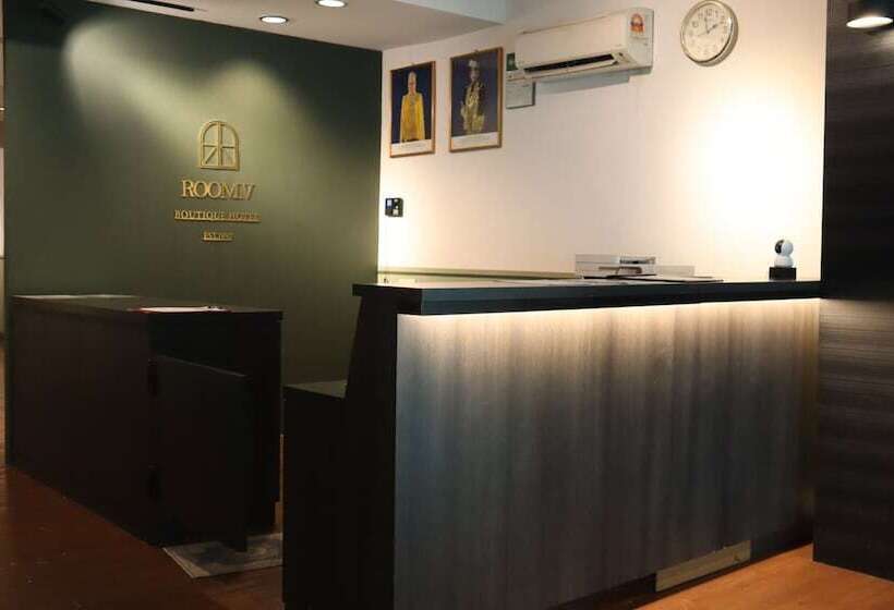 בית מלון כפרי Room V At Kluang Parade