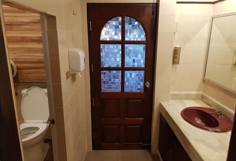 בית מלון כפרי The Roo Classic Hometel