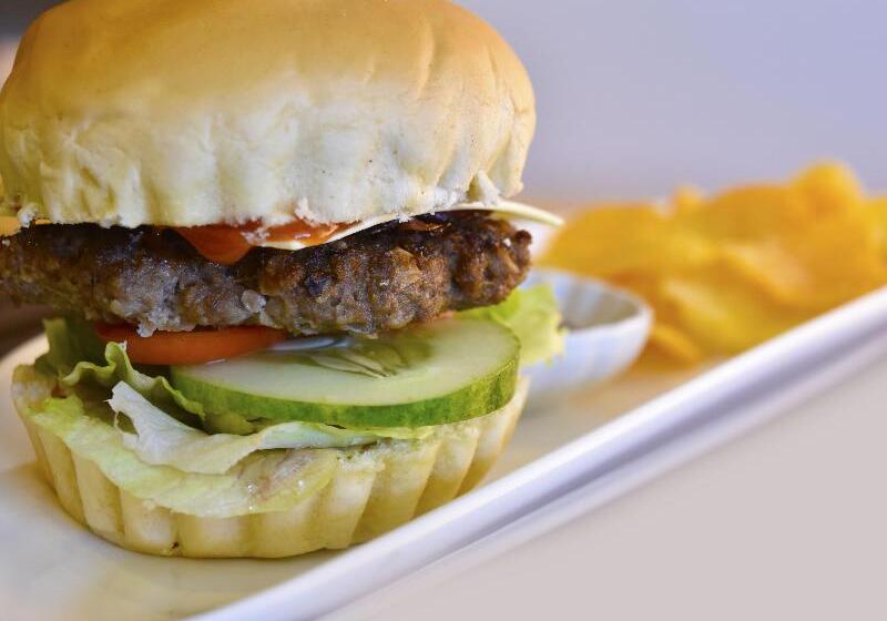 בית מלון כפרי Tacloban Plaza