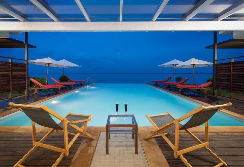 استراحتگاه Stayvista At The Rain River Villa With Infinity Pool