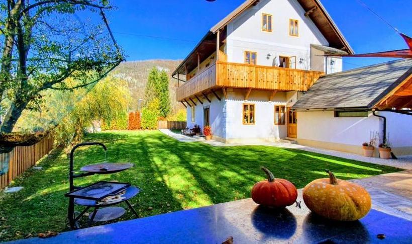 تختخواب و صبحانه Butterfly Lodge