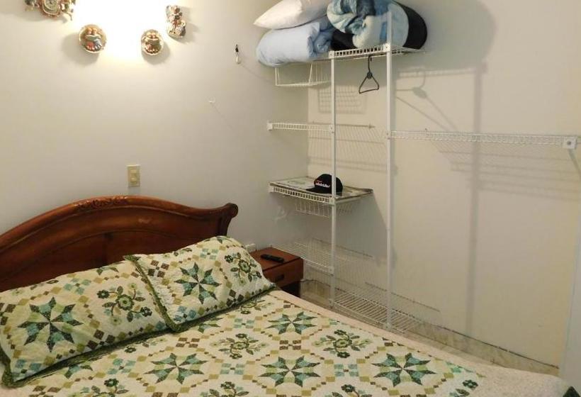 تختخواب و صبحانه Hostal Familiar La Alborada