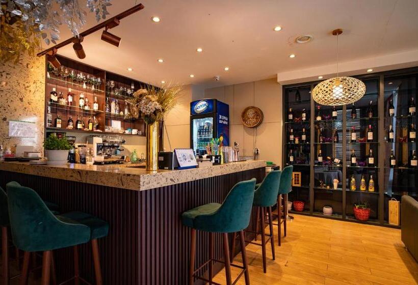 هتل Edelweiss Art