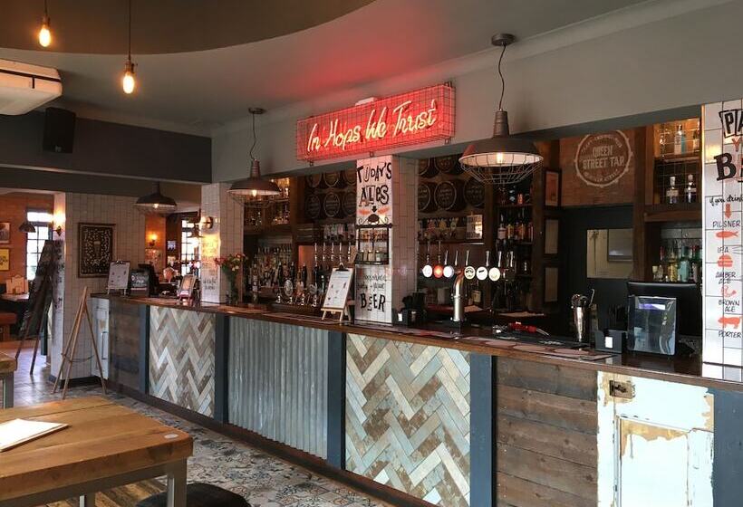 Отель Queen Street Tap