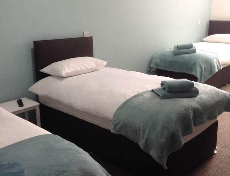 בית מלון כפרי The Bear On The Square