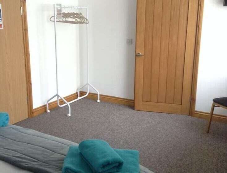 בית מלון כפרי The Bear On The Square