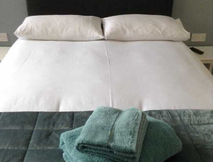 בית מלון כפרי The Bear On The Square