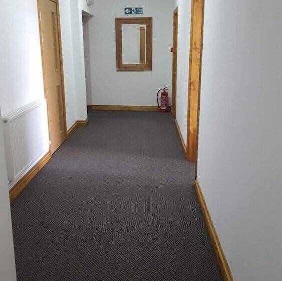 בית מלון כפרי The Bear On The Square