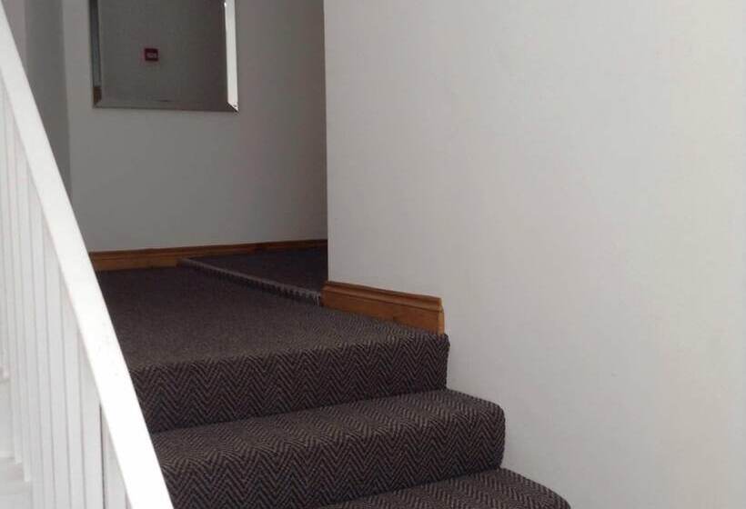 בית מלון כפרי The Bear On The Square