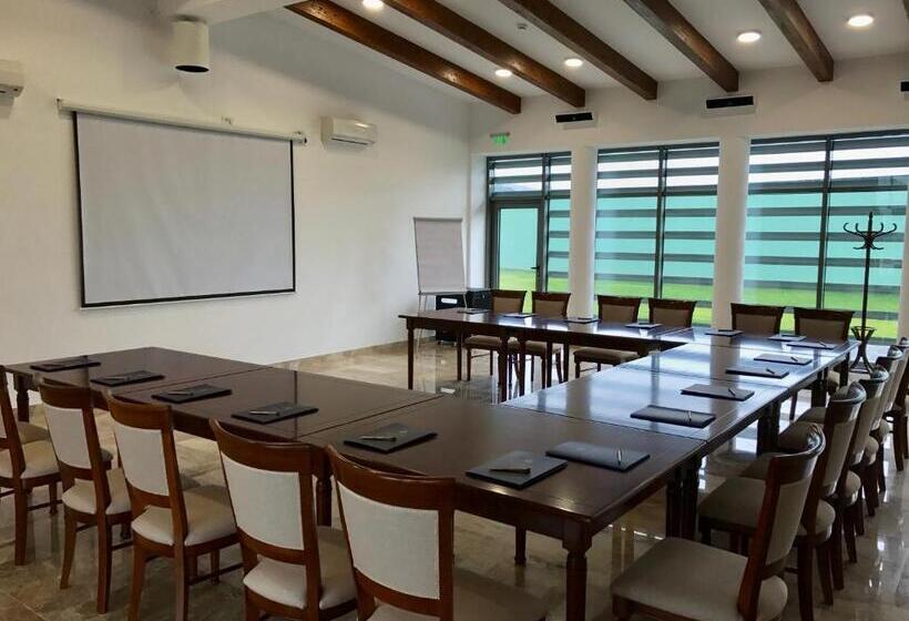 בית מלון כפרי Theodora Golf Club