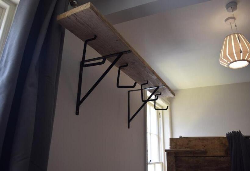 Общежитие Ty Glyndwr Bunkhouse, Bar And Cafe