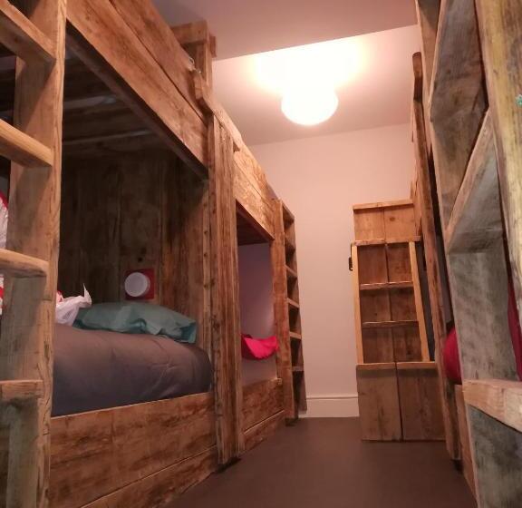 Общежитие Ty Glyndwr Bunkhouse, Bar And Cafe