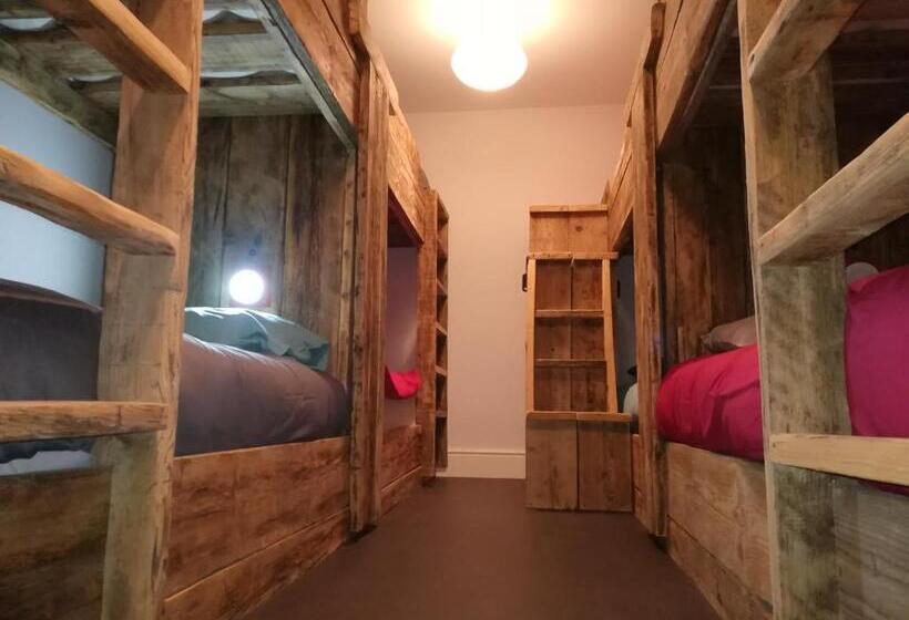 Общежитие Ty Glyndwr Bunkhouse, Bar And Cafe