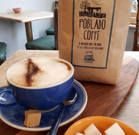 Общежитие Ty Glyndwr Bunkhouse, Bar And Cafe